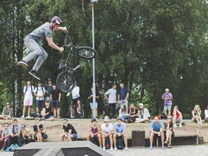 Sportiskā gaisotnē aizvadīts mini festivāls „Raiņa parka svētki”