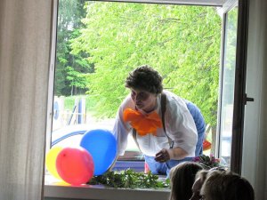 Mores pirmsskolas izglītības grupas izlaidumā viesojas Karlsons