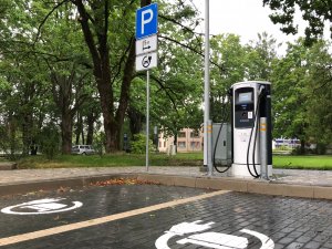 Siguldā atklāta otrā elektromobiļu uzlādes stacija