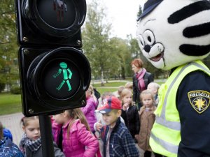 Tuvojoties jaunajam mācību gadam, Pašvaldības policija aicina satiksmes dalībniekus būt piesardzīgiem