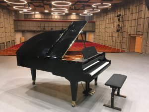 Siguldas novada Kultūras centram iegādāts jauns koncertflīģelis