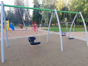 Raiņa parkā uzstādītas dubultās šūpoles