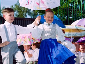 Aicina uz deju kolektīva „Vizbulīte” koncertu „Iesakņoties un augt”