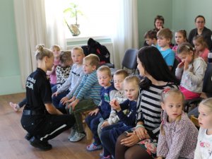 Pašvaldības policijas inspektori Mores skolēniem stāsta par drošību