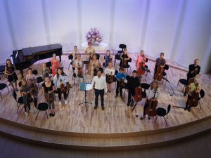 Siguldas Jauniešu kamerorķestris sācis sezonu pēdējos gados lielākajā sastāvā