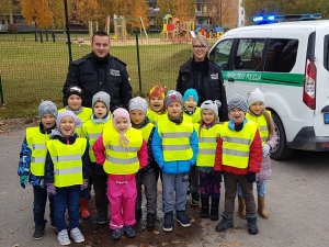 Pašvaldības policijas inspektori stāsta par drošību Allažu pamatskolā