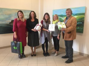 Mākslu skola „Baltais Flīģelis” saņem „Latviešu kordziesmas antoloģiju”