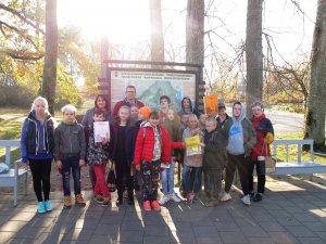 Mores pamatskolas skolēni piedalās orientēšanās spēlē „Tūkstošgades stāsts”