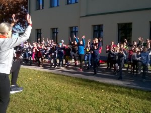 Allažu pamatskolas skolēni piedalās valsts simtgadei veltītā skrējienā 