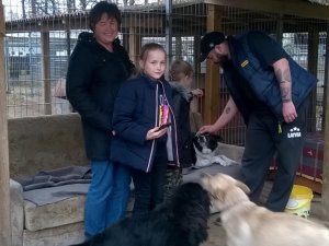 Allažu pamatskolas skolēni ziedo dzīvnieku patversmei „Ulubele”