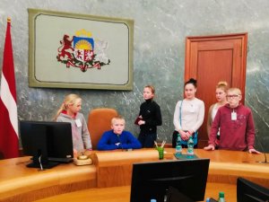Mores pamatskolas skolēni apmeklē Ministru kabinetu
