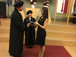 Siguldiete saņem Goda absolventa diplomu