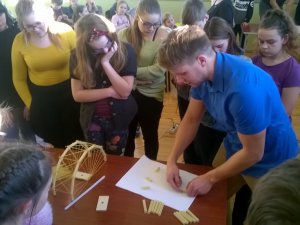 Makaronu tiltu būve Allažu pamatskolā