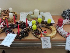  Mores pamatskolā darina Adventes vainagus Mores pagasta senioriem