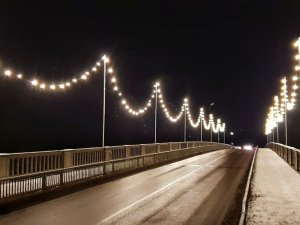 Tiltu pār Gauju rotā vairāk nekā 340 spuldzītes