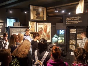 Allažu pamatskolas skolēni apmeklē Latvijas Kara muzeju un Rīgas Brāļu kapus