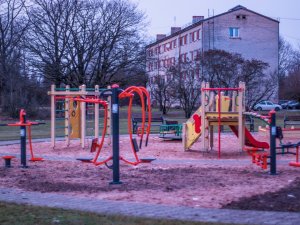 Institūta ielas bērnu rotaļu laukumā uzstādīti jauni āra trenažieri