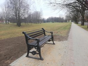 Iedzīvotāju ērtībai Siguldā uzstādīti jauni soliņi