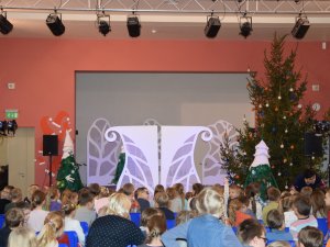 Laurenču sākumskolā viesojas Latvijas Leļļu teātris ar izrādi „Sidraba egle”