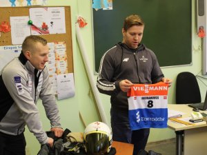 Mores pamatskolā viesojas olimpiskie kamaniņu braucēji