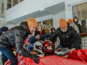 Novada skolēni ar izcilām sekmēm saņem dāvanu – braucienu ar vučko