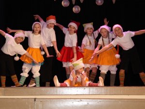 Mores pamatskolā ieskandina Ziemassvētkus