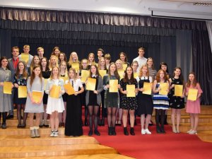 Siguldas Valsts ģimnāzijai Ziemassvētkos 143 zelta un sudraba liecības