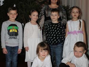 Mores pamatskolas skolēni ar dziesmām aizvada 1.semestri