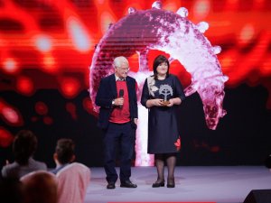 Biedrības „Cerību spārni” vadītāja Eva Viļķina saņem „Latvijas lepnums” apbalvojumu