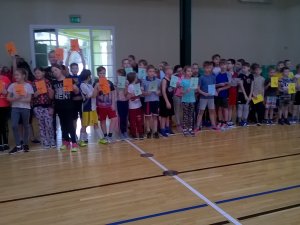 Allažu pamatskolas skolēni piedalās „Jautrajās stafetēs”