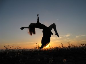 Aicina uz laikmetīgās dejas nodarbībām pieaugušajiem