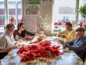 Zaķu ausu darbnīcā top 100 garaušu rotu aizraujošam Zaķu skrējienam Lieldienās