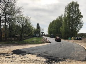 Notiek asfaltseguma virskārtas nomaiņa Mores un Institūta ielā