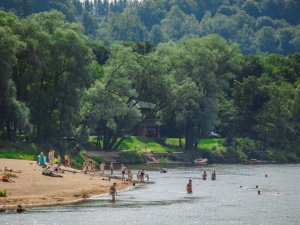Gaujas pludmalē darbu uzsākuši kārtībnieki – glābēji; pludmalē pirmo reizi tiks pacelts Zilais karogs