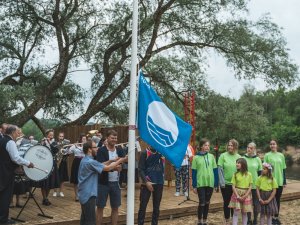 Pludmalē pie Gaujas pacelts Zilais karogs