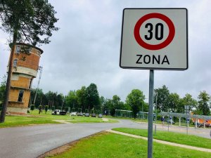 Aizvadīta diskusija par automašīnu ātruma ierobežojošas zonas ieviešanu Siguldas centrā