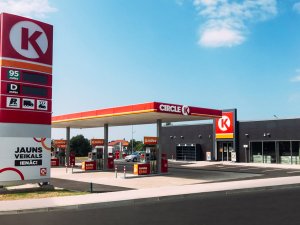 Izbūvējot jaunu ielu, atver degvielas uzpildes staciju