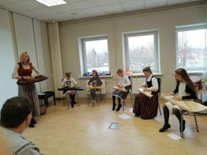 Biedrībā “Cerību spārni” uzstājās folkloras pulciņš “Kokles”