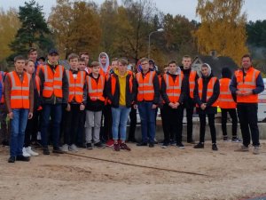 Skolēni iepazīst ceļu būvnieka un būvdarbu vadītāja profesiju