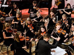 Mākslu skolā “Baltais flīģelis” aizvadīts 60. gadadienas salidojums