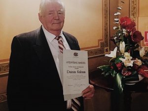 Siguldas Opermūzikas svētku dibinātājs Dainis Kalns saņem Kultūras ministrijas Atzinības rakstu