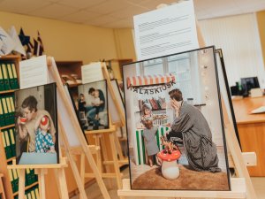 Siguldas novada bibliotēkā atklāta izstāde “Tētis Zviedrijā – Tētis Latvijā”