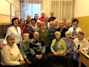 Pensionāri saņem pateicības par pašaizliedzīgu darbu drēbju maiņas punktā