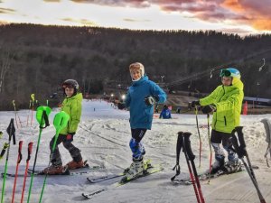 Slēpotāji un snovotāji ziemas priekus aicināti baudīt Fischer Slēpošanas centrā un Siguldas Pilsētas trasē