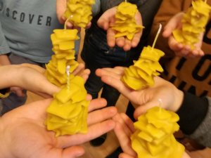 Siguldas 1. pamatskolas pirmklasnieki iepazīst bitenieka profesiju