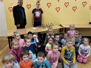 Allažu pirmsskolas grupās viesojas stikla pūtēju meistari