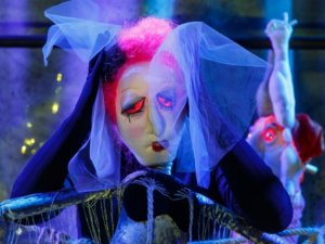 Ar izrādi “Mazā raganiņa” “Siguldas devonā” viesosies Latvijas Leļļu teātris