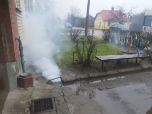 Izmantojot dūmu pūtēju, SIA “Saltavots” uzsācis kanalizācijas tīklu inspekcijas