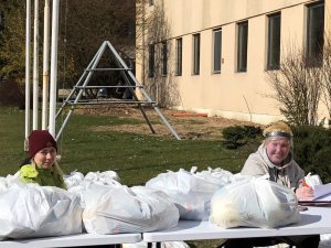 Pašvaldība uzsākusi pārtikas paku izdali; to saņemšana turpināsies arī ceturtdien