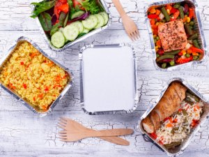 Vairāki ēdināšanas uzņēmumi piedāvā iespēju ēdienu piegādāt uz mājām vai līdzņemšanai